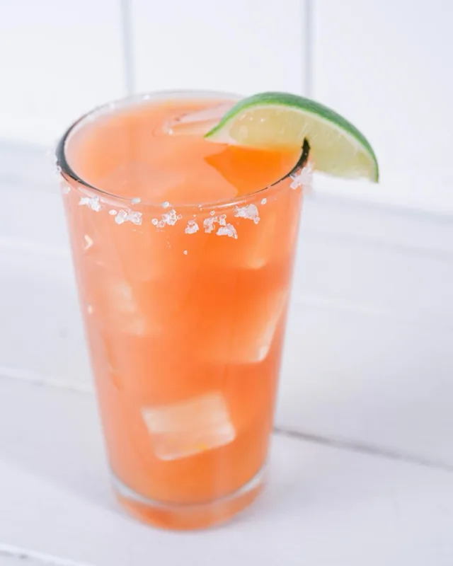 Pair the Tickled Pink Margarita with our Bayou Shrimp Po’Boy and start the weekend deliciously 🍤 Available through June 10th on our Brunch in Bloom menu!