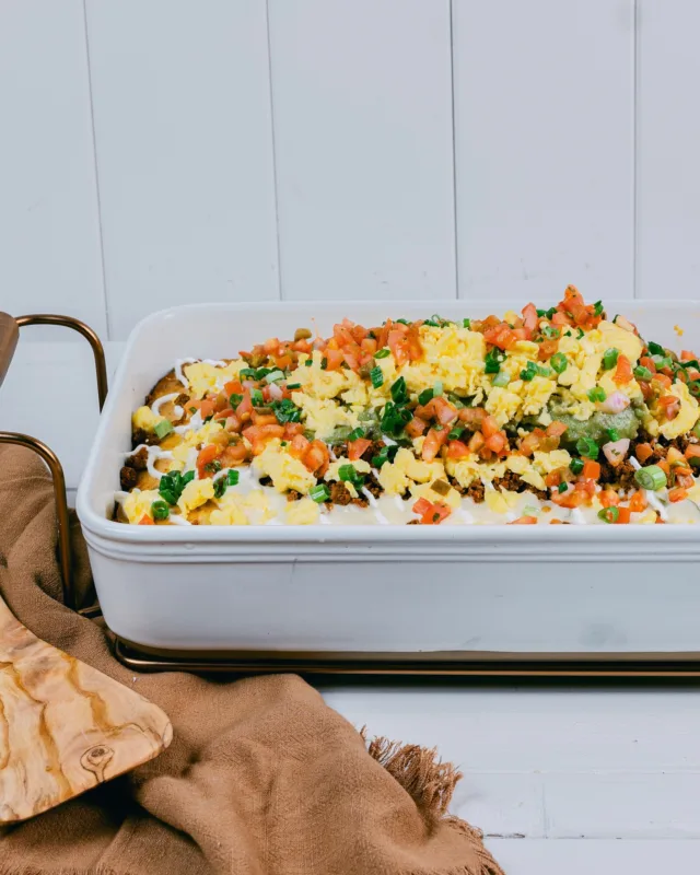 Kalamity Katie’s Casserole 🥘 Cater a bold, brunch-ready bake with green chili cheddar corn cakes, chorizo, queso fundido, scrambled eggs, pico de gallo, sour cream, green onion, and avocado. Perfect for your next gathering from Wild Eggs!