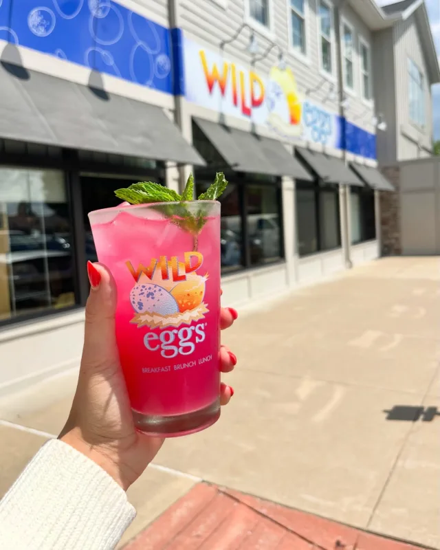 Temps rising? Chill out with our Blueberry Mint Citrus Cooler 🧊🫐 A splash of vodka, blueberry, and minty freshness available as a cocktail or mocktail thru Aug 26th!