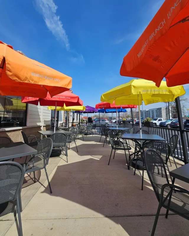 Fall looks better under our umbrellas! Come enjoy a delicious eggs bennie brunch with us on the patio 🍳