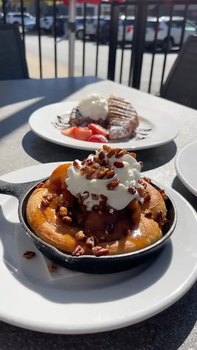 Bourbon Apple Cinnamon Roll your way into the weekend 🍴Brunch available in KY, OH & IN. Order online or dine in with Wild Eggs today!