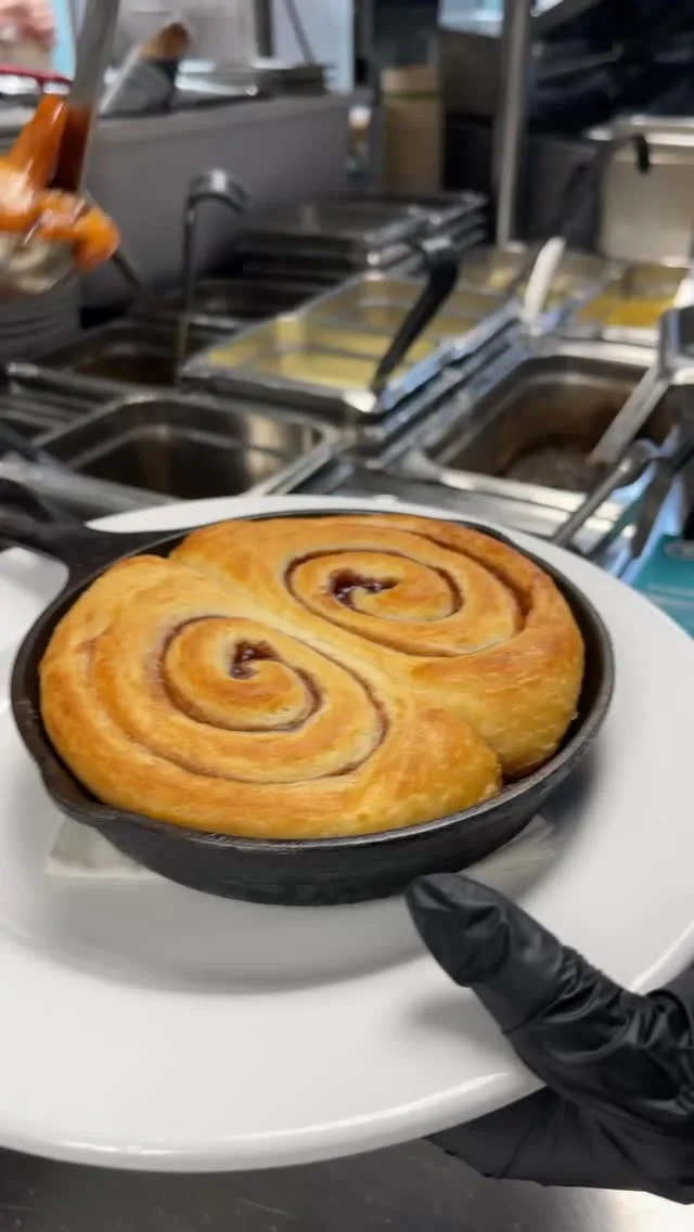 We’re compote-tely in love with this bourbon-apple topping on our doughy Cinnamon Rolls 🥃🍎