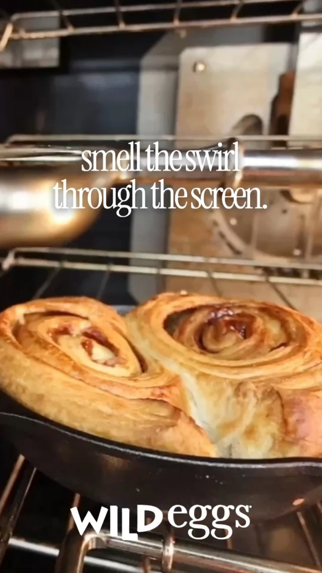 The size of your face. The pull is real.
Cast-iron. Scratch-made. Glazed hot.
Tag someone who needs this today. 👇